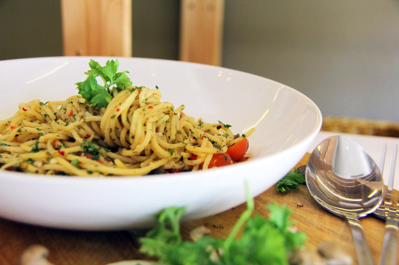 Ilustrasi Aglio Olio Jamur dan Bayam