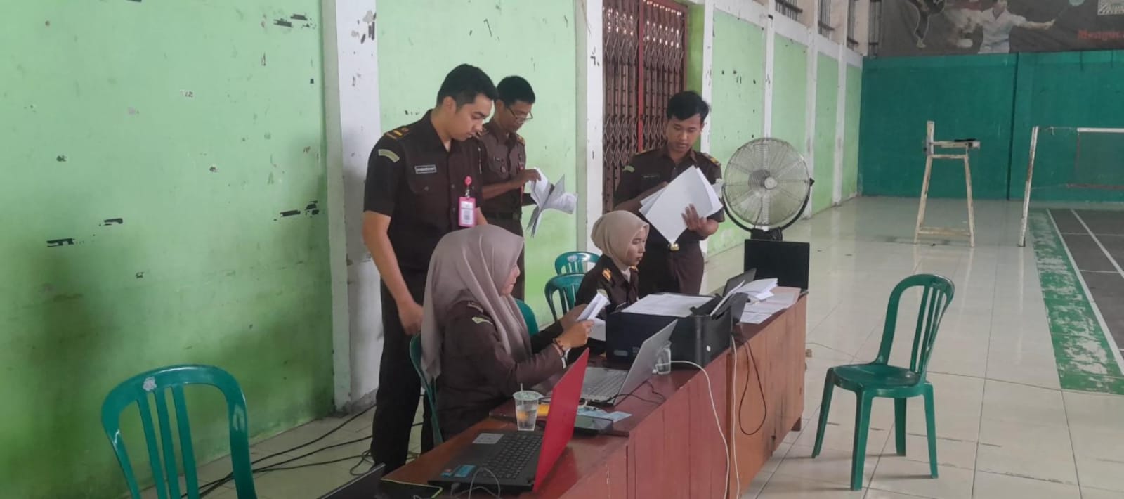 Sejumlah warga penjual lahan PT GFT Indonesia kembali diperiksa kejaksaan di Kantor Desa Geneng, kemarin (28/7). ASEP SYAEFUL/RADAR NGAWI