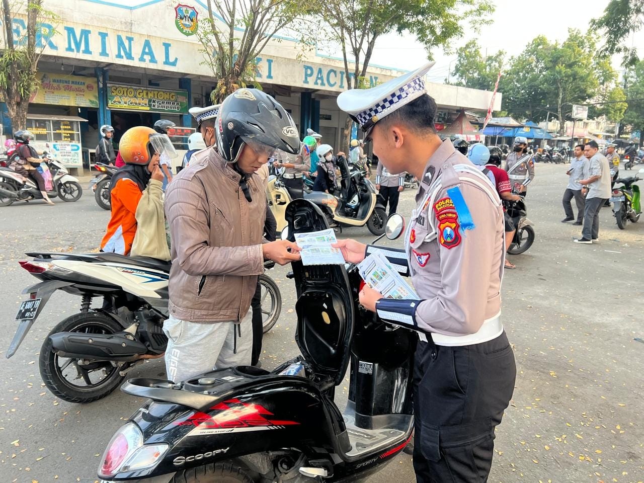 Petugas Satlantas Polres Pacitan memeriksa surat kendaraan saat Operasi Patuh Semeru 2025. Ratusan pelanggar ditilang dan ribuan lainnya ditegur. DOK RADAR PACITAN