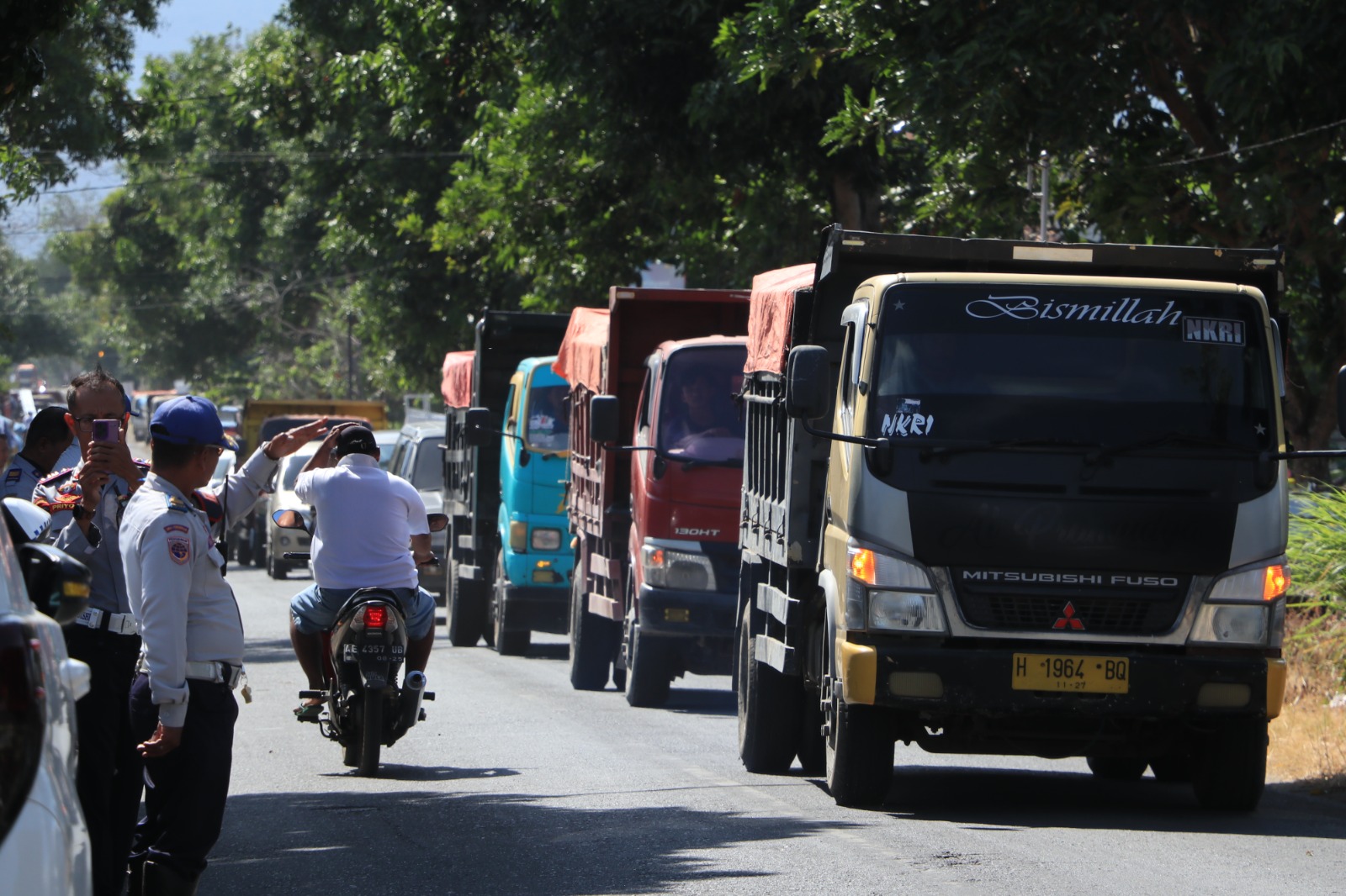 Warga Jenangan hentikan paksa truk tambang yang melintas di Jalan Raya Jenangan karena membahayakan pengendara dan rusak jalan. SUGENG DWI N/RADAR PONOROGO