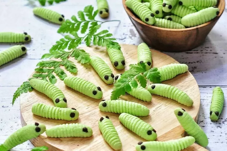 Ilustrasi Kue Ulat Daun