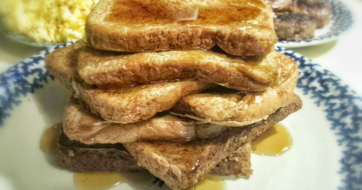 Ilustrasi cinnamon french toast yang lembut.