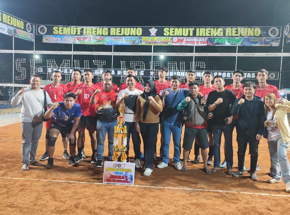 JAWARA: Panitia, official dan pemain berfoto bersama tim Pandawa Group Ngawi, pemenang Turnamen Voli Arjuna Sakti Cup III tahun 2025.