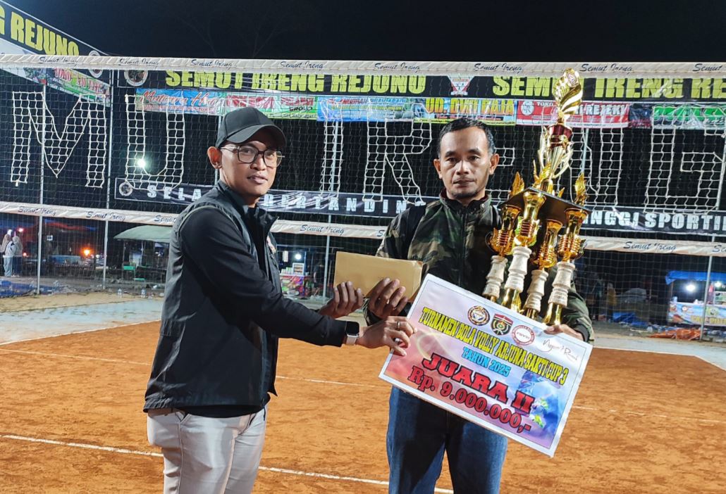 RUNNER-UP: Panitia menyerahkan piala dan hadiah uang pembinaan ke pada perwakilan tim putra Renzha Kasreman yang menjadi juara ke dua