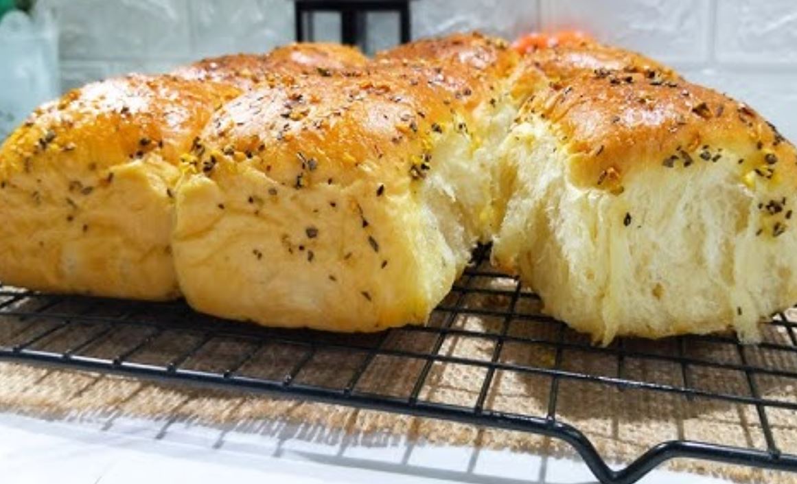 Roti sobek bawang keju alias garlic bread.