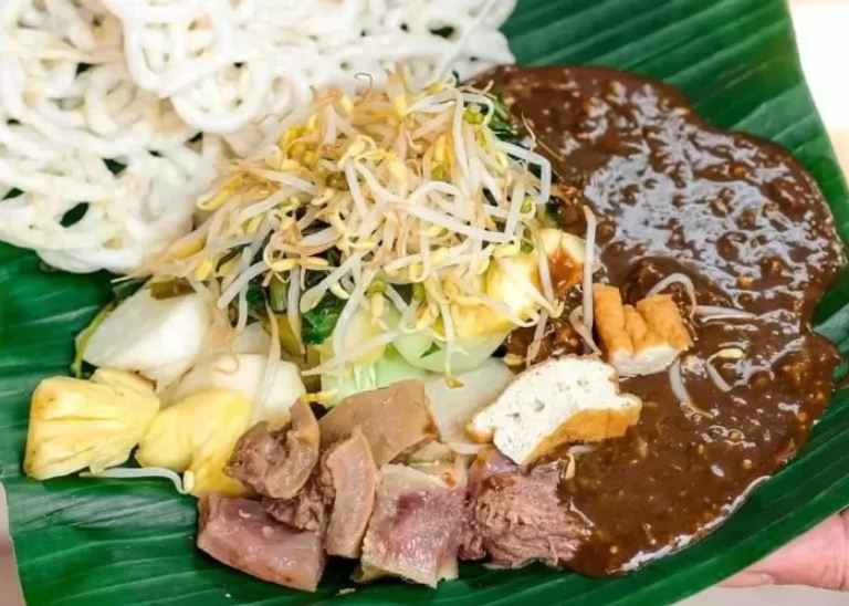 Rujak cingur salah satu makanan khas Surabaya.