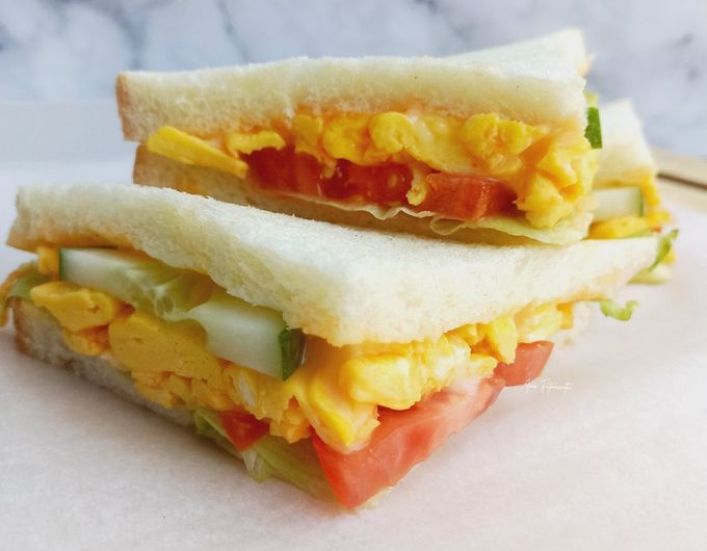 Ilustrasi sandwich roti tawar untuk bekal anak.