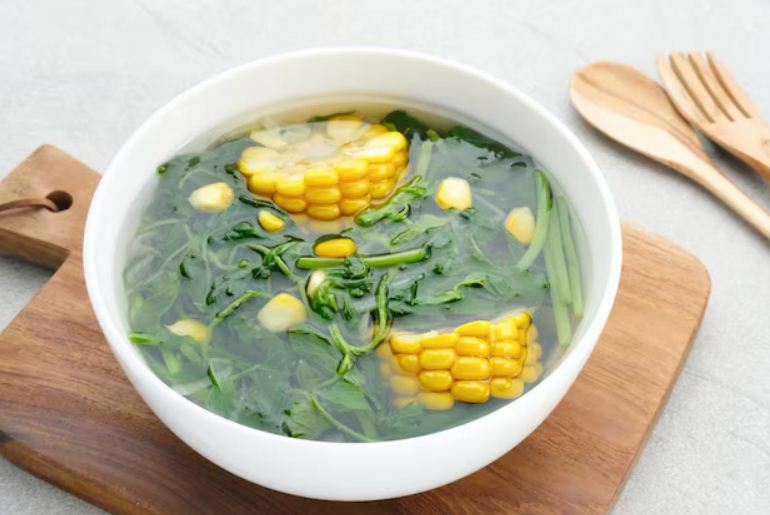 Ilustrasi sayur bening bayam untuk menu sahur penderita kolesterol.