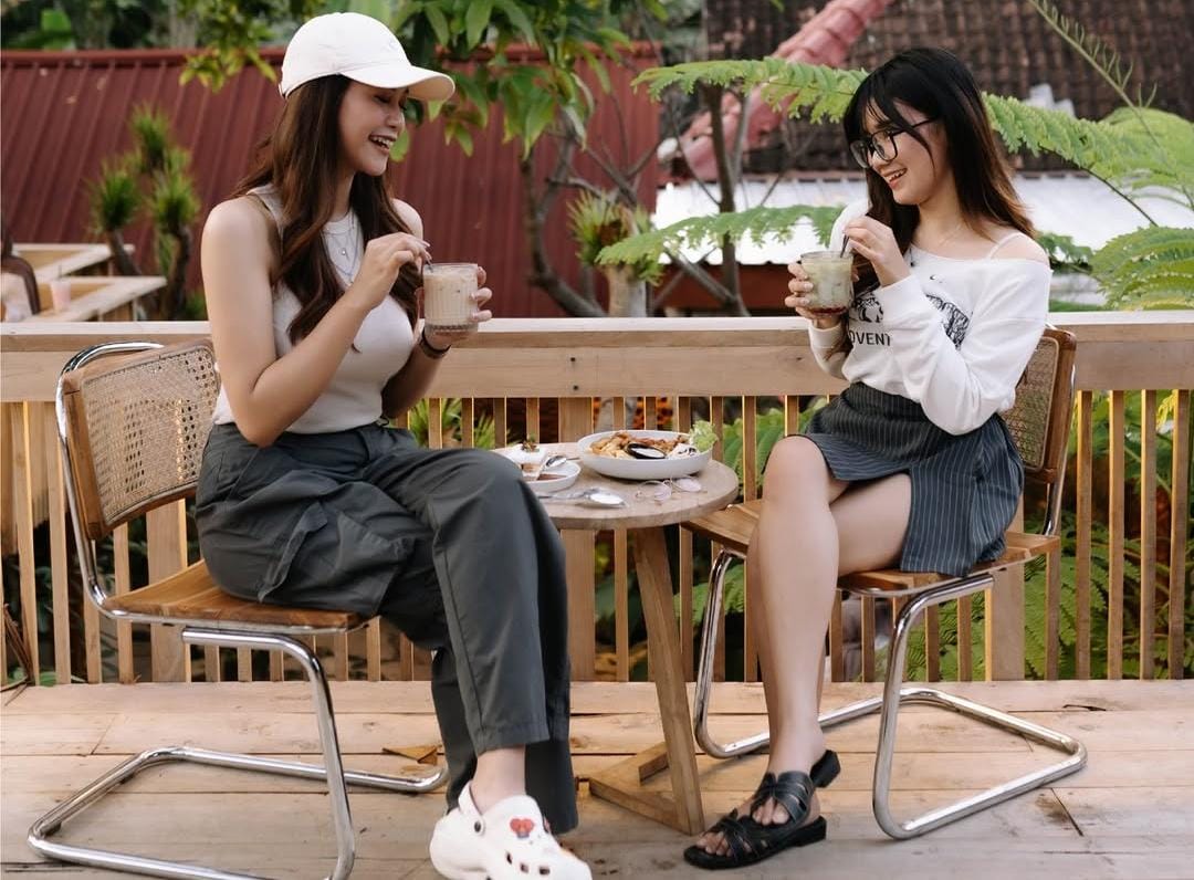 Kaula muda yang sedang nongkrong.