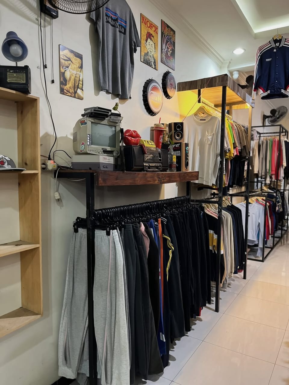 Thrifting jadi gaya hidup anak muda era sekarang.