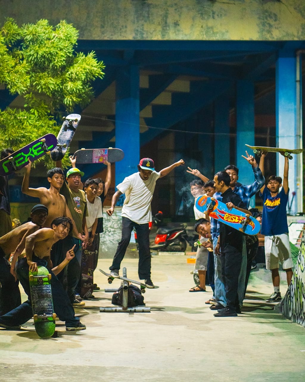 Anak muda yang keranjingan skateboard.