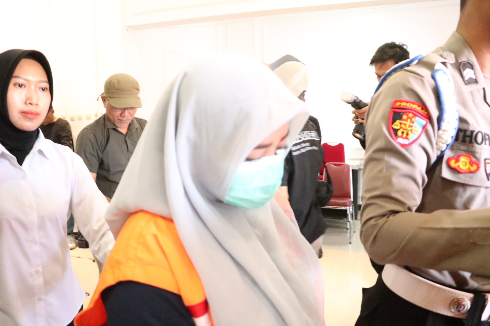 Endang Setianingsih, pemilik warung di Desa Serangan, ditangkap polisi karena nyambi jadi bandar togel online. SUGENG DWI N/RADAR PONOROGO