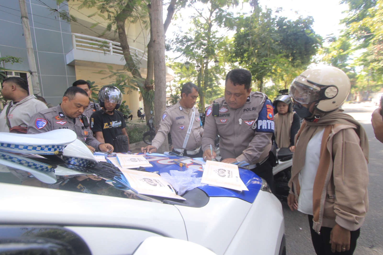 Petigas ketika melakukan penindakan kepada para pengendara saat gelaran Operasi Patuh Semeru lalu. FOTO: AJI PUTRA/RADAR MAGETAN