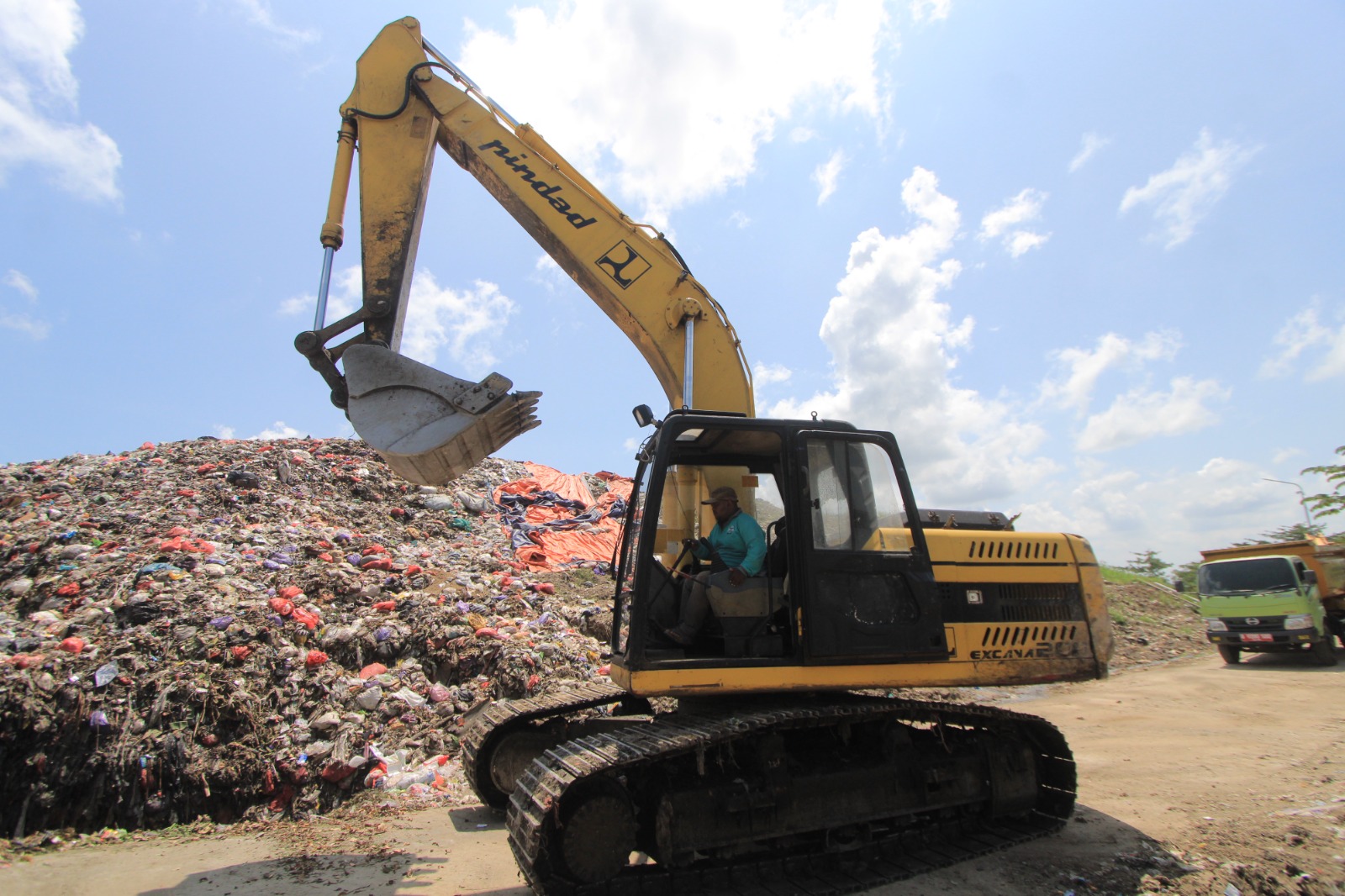 KONVENSIONAL: Proses evakuasi dan pengelolaan sampah di TPA Milangasri, Panekan dengan menggunakan alat berat. AJI PUTRA/RADAR MAGETAN