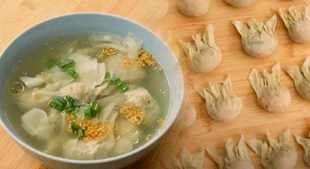 Pangsit ayam kuah ala Devina Hermawan ini mudah dibuat, hangat dan gurih.