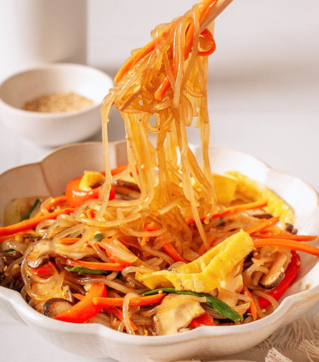 Japchae Korea praktis pakai bihun jagung dan sayuran.