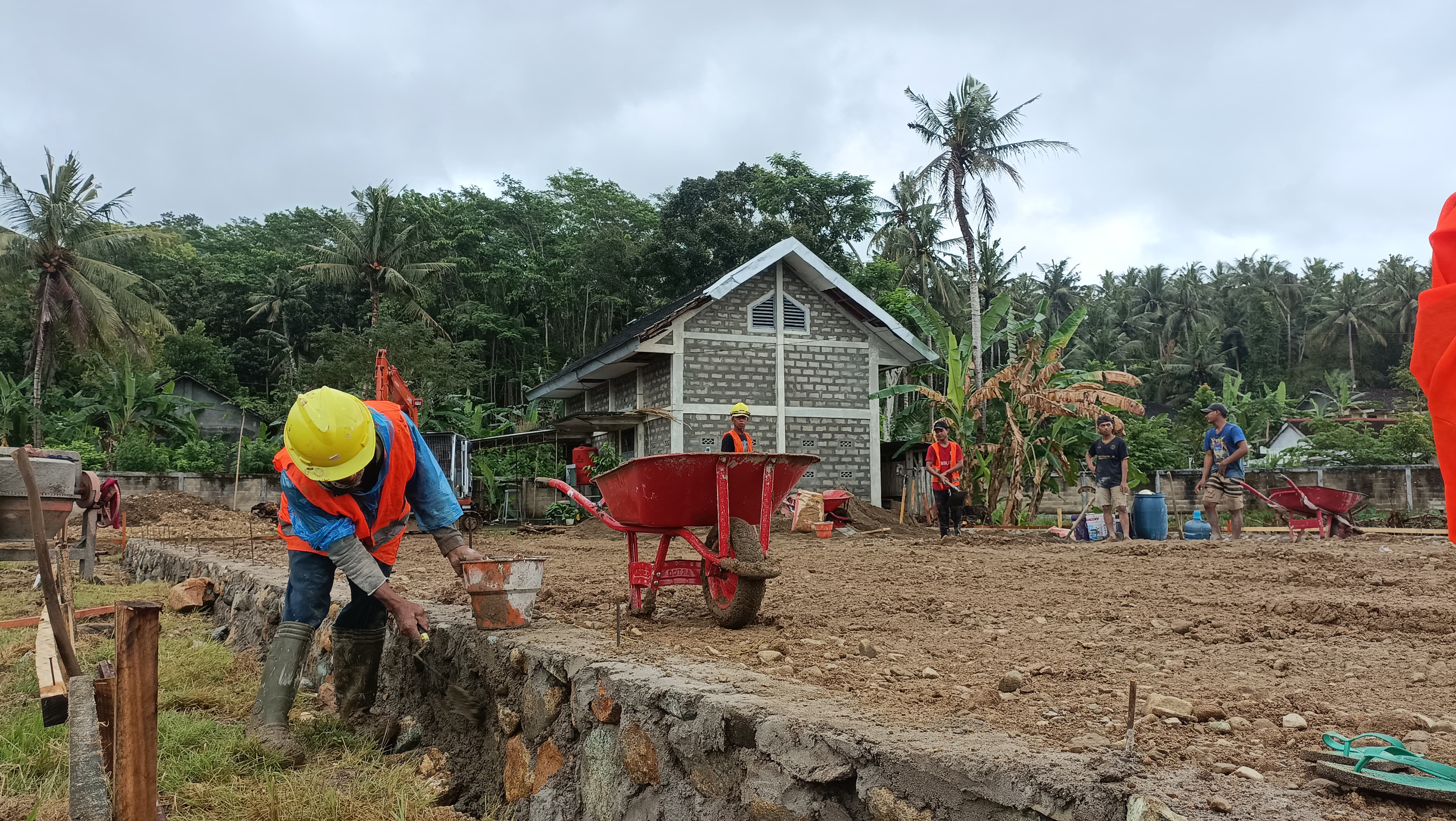 Proses pembangunan Sekolah Rakyat Pacitan untuk gelombang kedua hampir rampung. FOTO: NUR CAHYONO/RADAR PACITAN