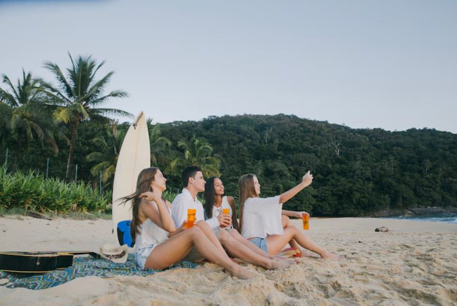Ilustrasi liburan dengan teman yang seru di pantai.