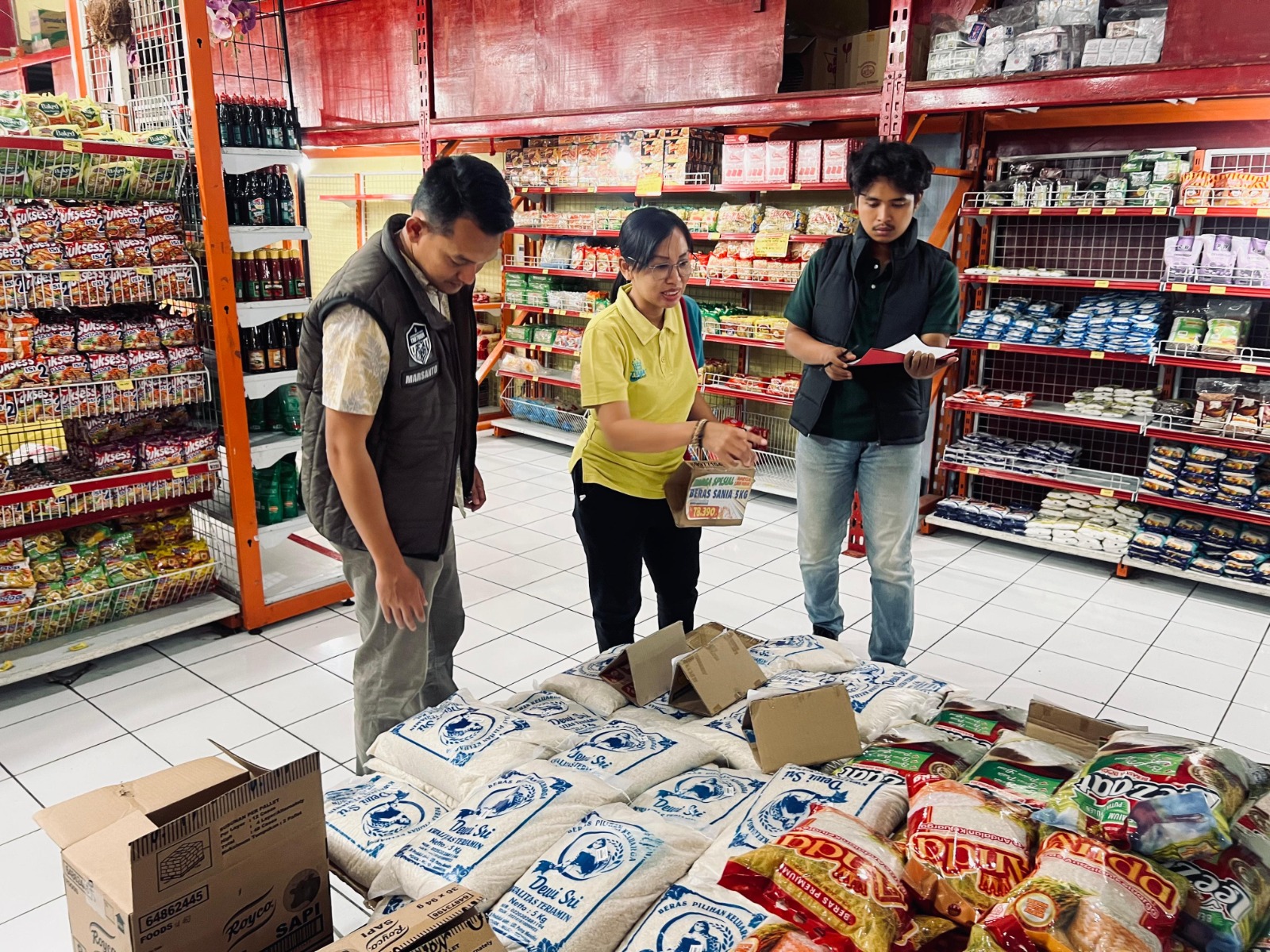 Anggota satgas pangan mengecek stok dan kualitas beras di Pasar Besar Ngawi, Rabu (30/7). Tidak ditemukan pelanggaran atau beras oplosan. ASEP SYAEFUL/RADAR NGAWI