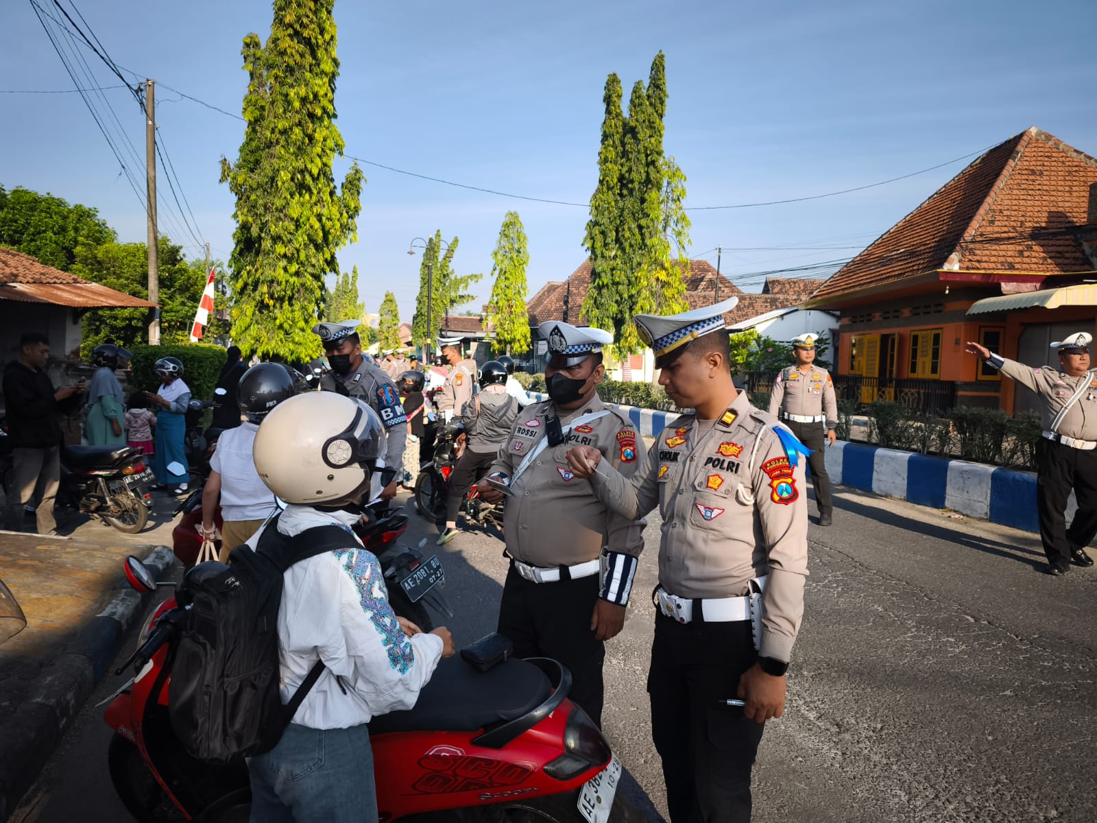 Anggota Satlantas Polres Ponorogo melakukan razia pelanggaran lalu lintas selama Operasi Patuh Semeru 2025. DOK RADAR PONOROGO
