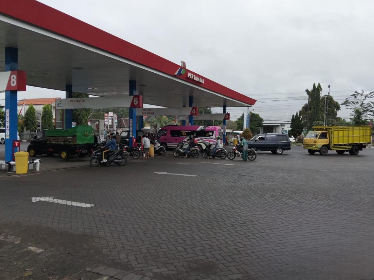 Kondisi antrean BBM di SPBU Jember mulai normal pasca-penutupan Jalur Gumitir dan alih suplai Pertamina.