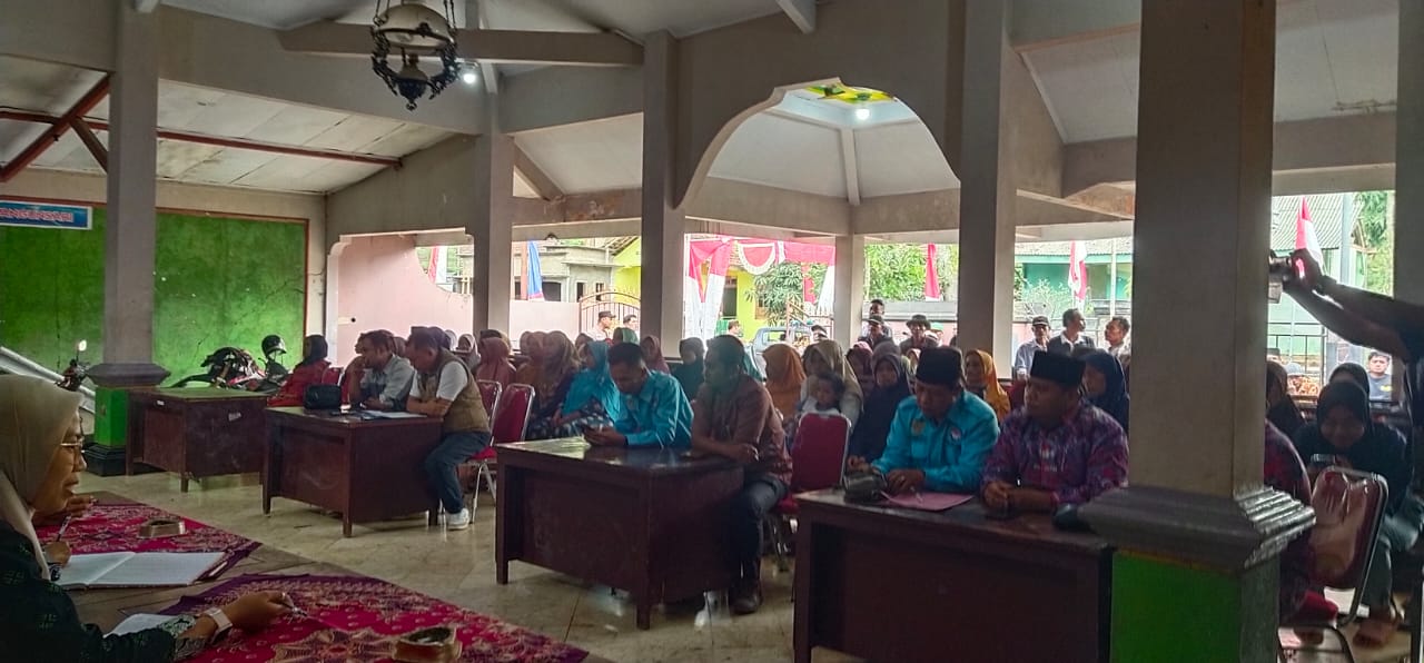Warga saat mendatangi Balai Desa Bangunsari untuk menuntut pengunduran diri Kepala Dusun R, Kamis (31/7).
