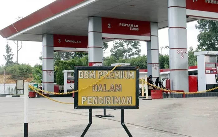 Ilustrasi kelangkaan BBM Premium. Harga pertalite di pedagang eceran di Jember, Jawa Timur, naik berlipat.