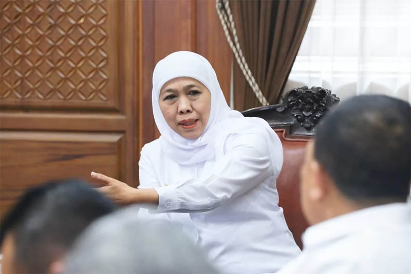 Gubernur Jatim Khofifah Indar Parawansa menjamin stok BBM di Jember aman, masyarakat diminta tak panic buying.