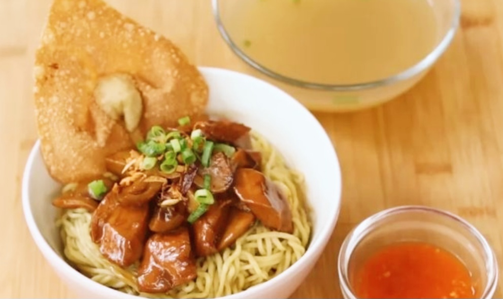 Bakmi ayam jamur ala Chef Devina Hermawan lengkap dengan pangsit goreng renyah dan sambal pedas.