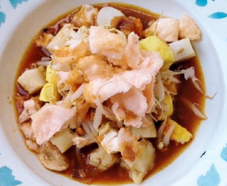 Tahu masak khas Cilacap ini rasanya manis, gurih, dan segar.