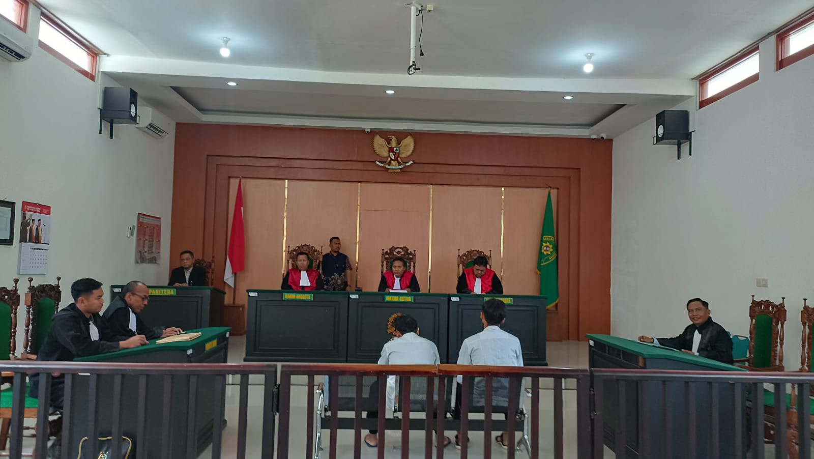Dua terdakwa kasus pengancaman anggota kepolisian, Ahmad Junedi dan Adi Sahputra saat disidang di PN Pacitan, Kamis (31/7). NUR CAHYONO/RADAR PACITAN
