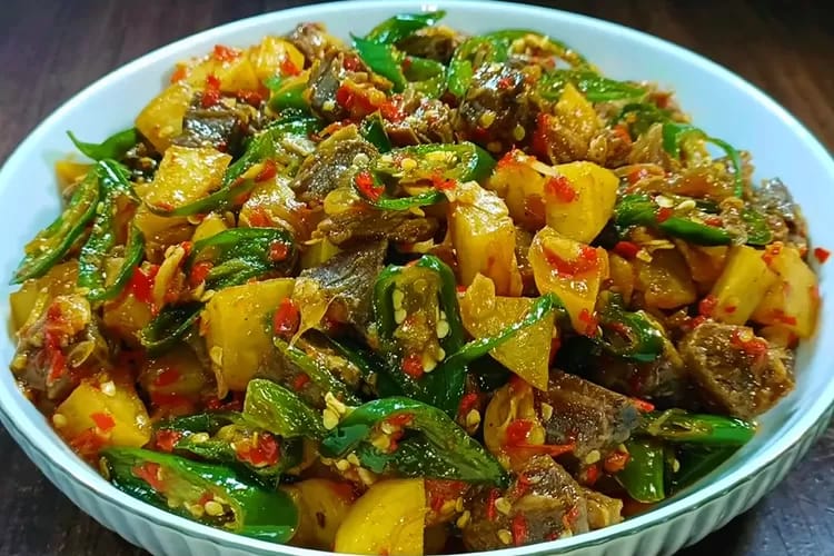 Ilustrasi ayam kentang cabe ijo yang menggugah selera.