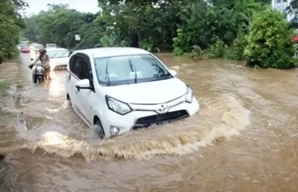 Ilustrasi mobil terobos banjir.