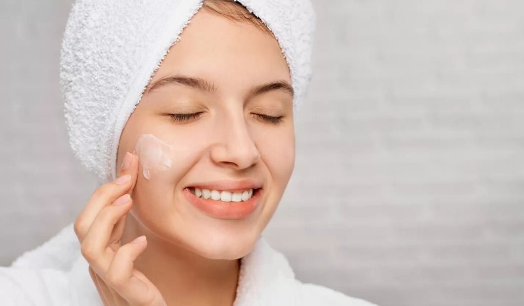 Ilustrasi perawatan kulit dasar wajah.
