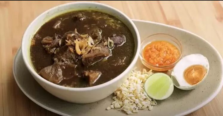 Ilustrasi rawon setan makanan khas Mojokerto.