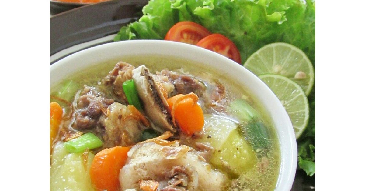 Ilustrasi sop iga sapi kuah bening yang segar.