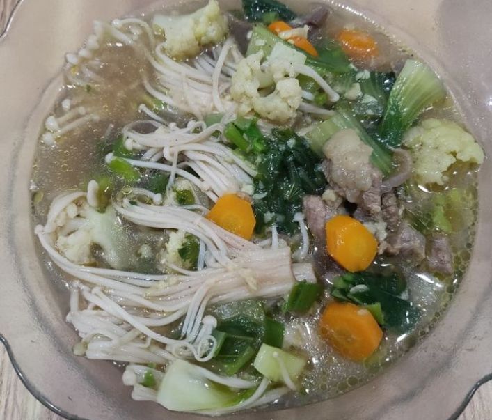 Ilustrasi sup jamur enoki daging sapi.