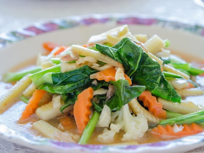 Ilustrasi tumis sayur saus tiram yang simpel.