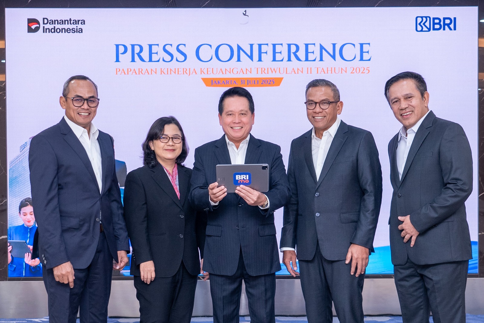 Direksi BRI memaparkan kinerja Triwulan II 2025 di Jakarta. Laba tembus Rp 26,5 triliun berkat transformasi digital dan penguatan UMKM.