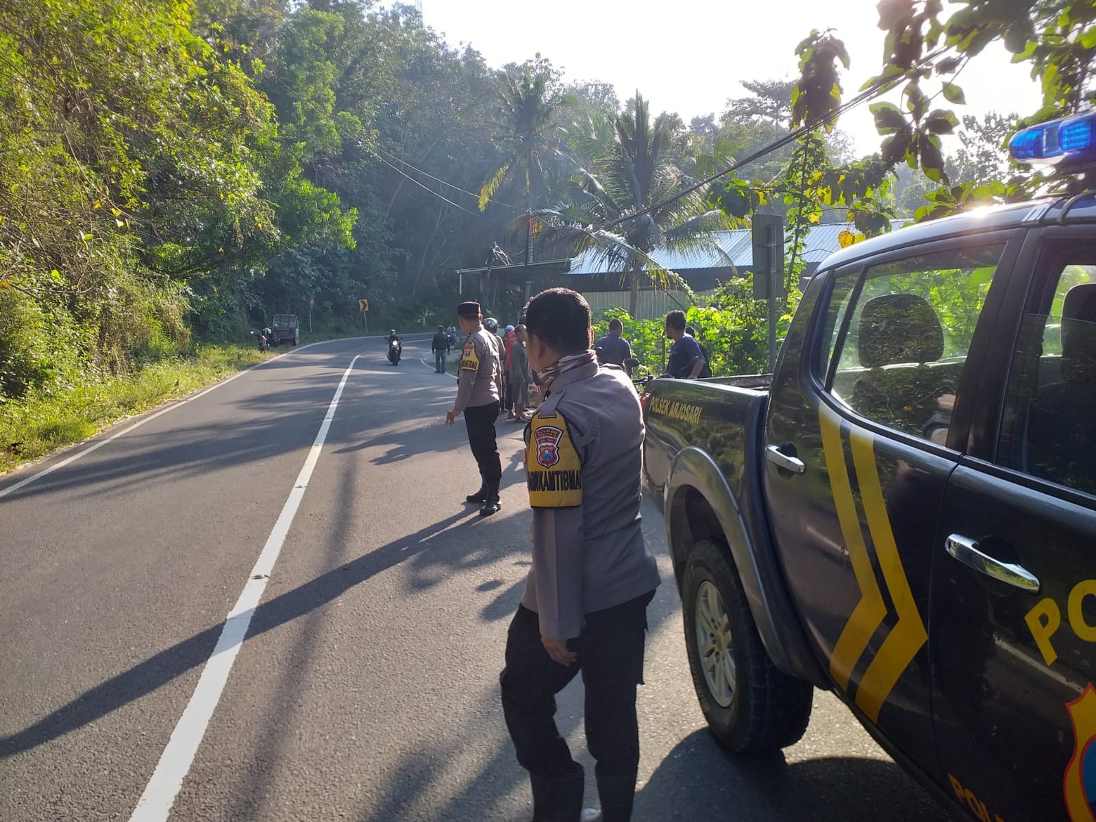 Polisi melakukan olah TKP di lokasi kecelakaan antarpelajar di Jalan Raya Pacitan-Ponorogo, Jumat (1/8). FOTO: ISTIMEWA