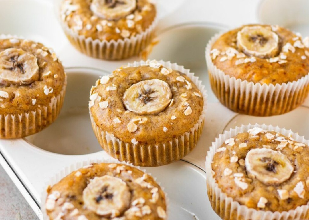 Muffin pisang simpel untuk anak kos. Cuma butuh 1 pisang dan bahan dapur, hasilnya lembut dan manis.