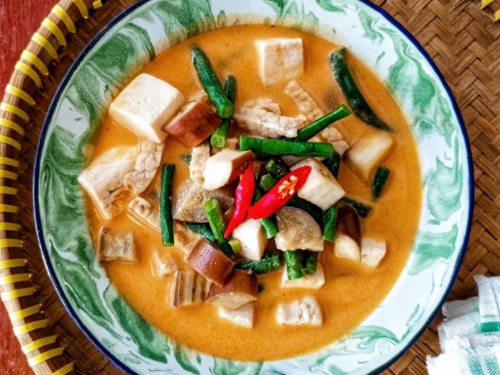 Lodeh pedas khas Jawa dengan santan gurih dan isian tempe tahu yang sederhana.