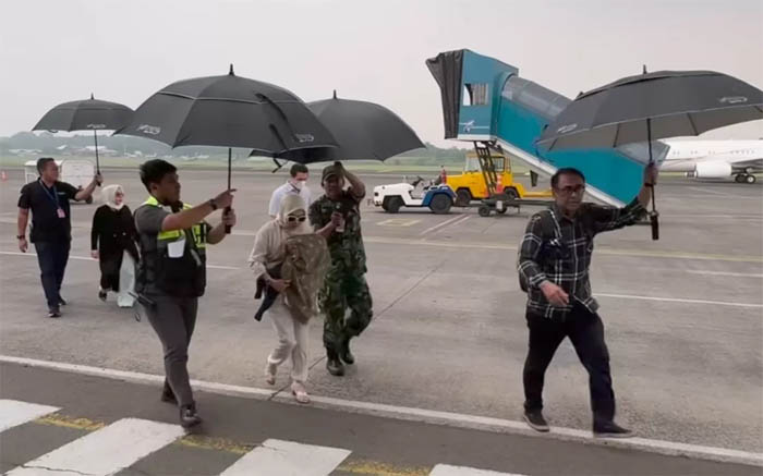 Penyanyi cantik istri Reino Barack, Syahrini, akhirnya pulang ke Jakarta dengan menggunakan private jet.
