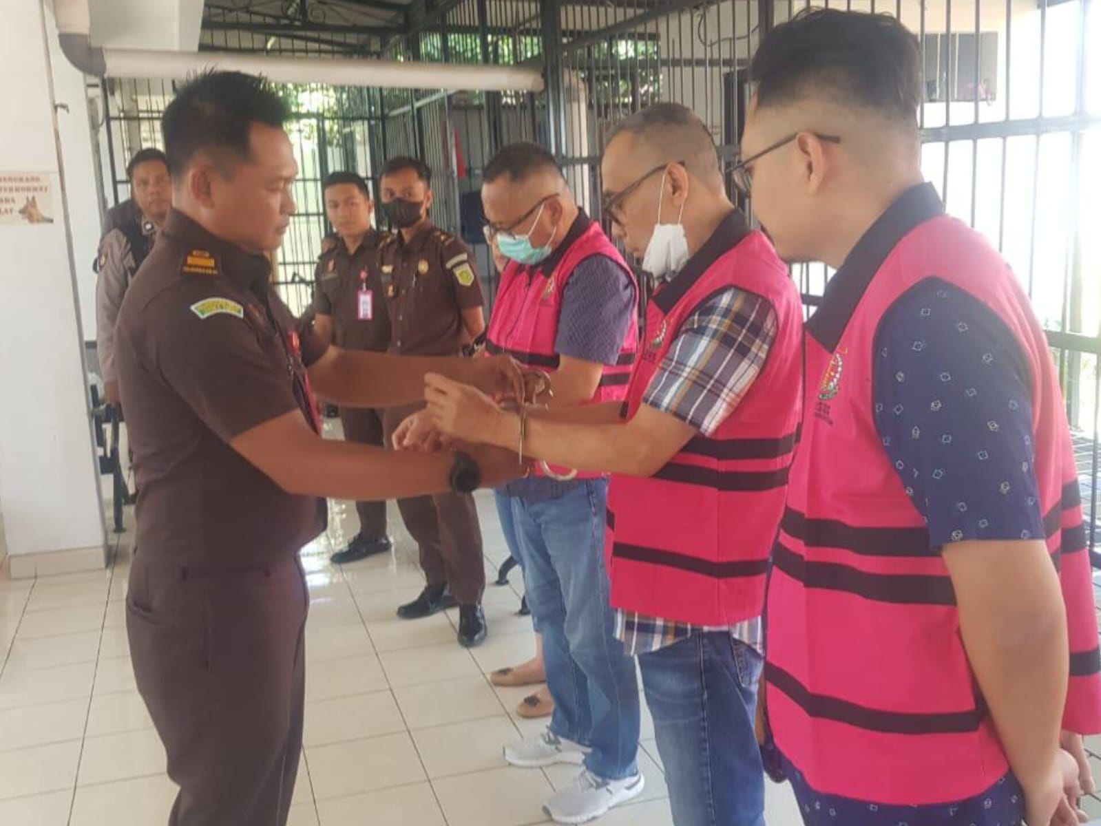 Para terdakwa perkara korupsi proyek PT INKA kembali dijebloskan ke dalam penjara usai menjalani sidang di PT Surabaya. KEJARI KOTA MADIUN