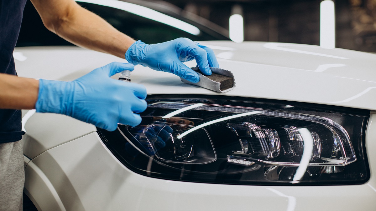 Ilustrasi coating mobil yang bikin mobil mengilap.