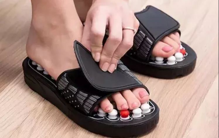 Ilustrasi manfaat sandal refleksi untuk kesehatan.