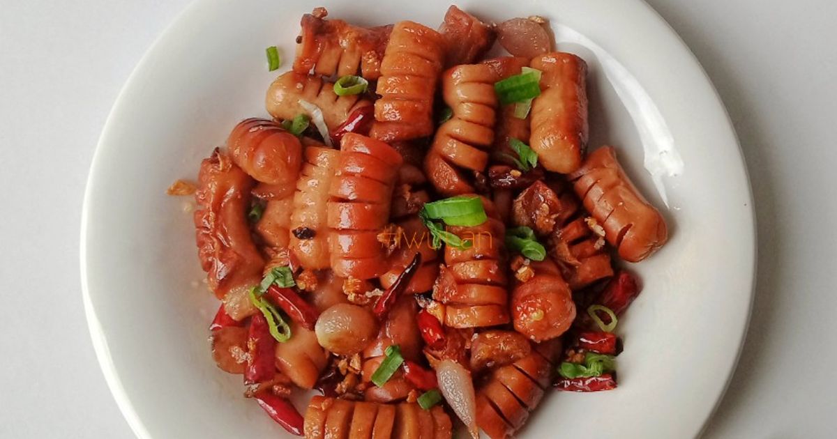 Ilustrasi sosis goreng bawang.