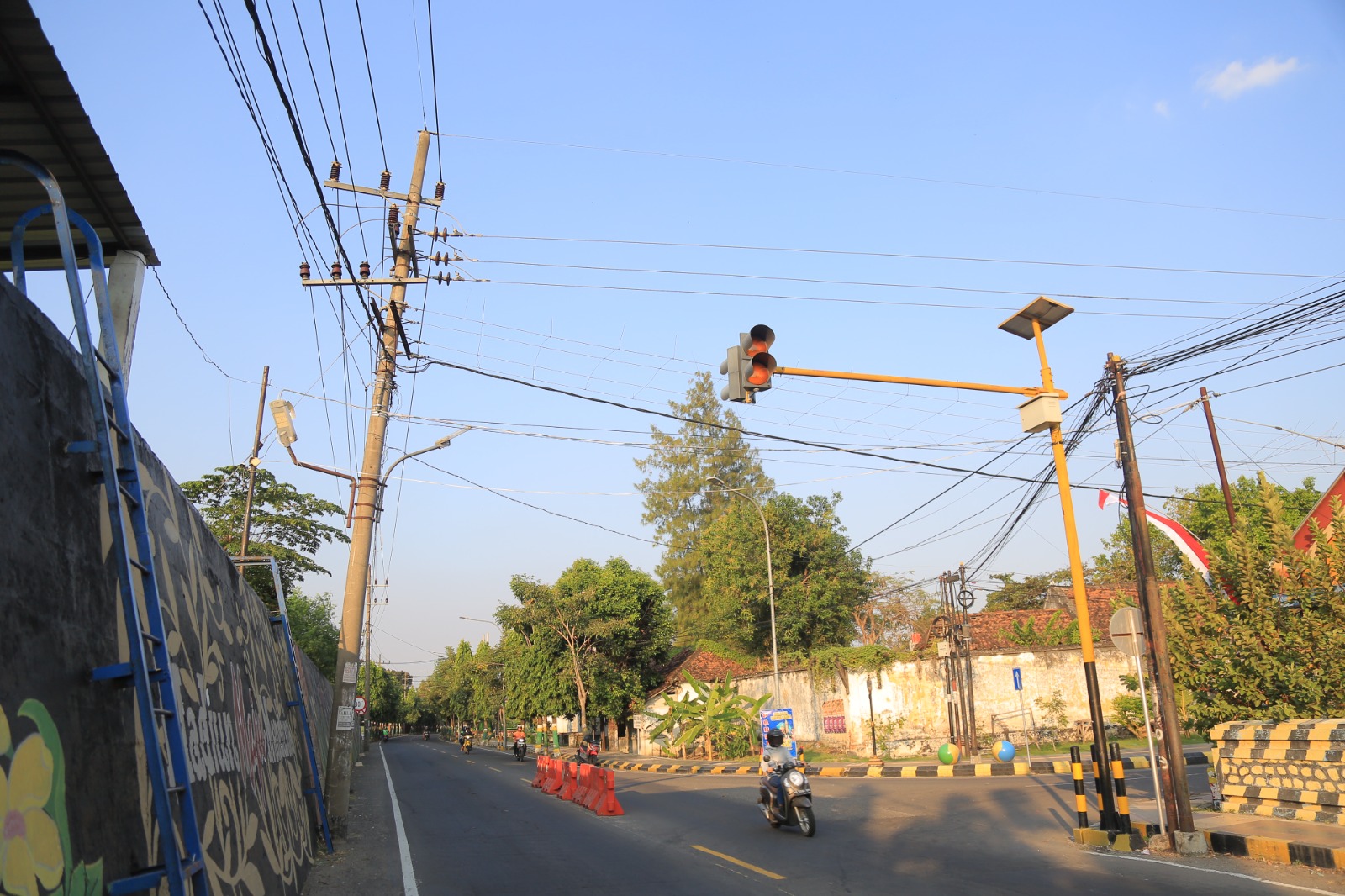 Pemkot Madiun bakal memindahkan deretan tiang listrik milik PLN yang berada di Jalan Pahlawan demi rencana pembangunan Tembok China di kawasan Bantaran Kali Madiun. BAGAS BIMANTARA/RADAR MADIUN