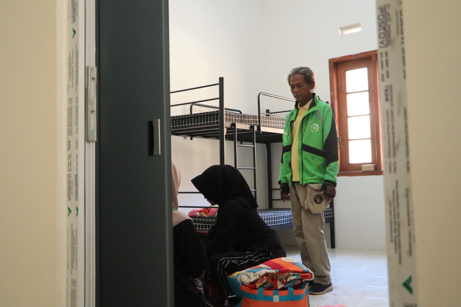 Ratusan orang tua dan siswa saling berpelukan saat pelepasan hari pertama masuk asrama SR Ponorogo kemarin (1/8). SUGENG DWI N./JAWA POS RADAR PONOROGO