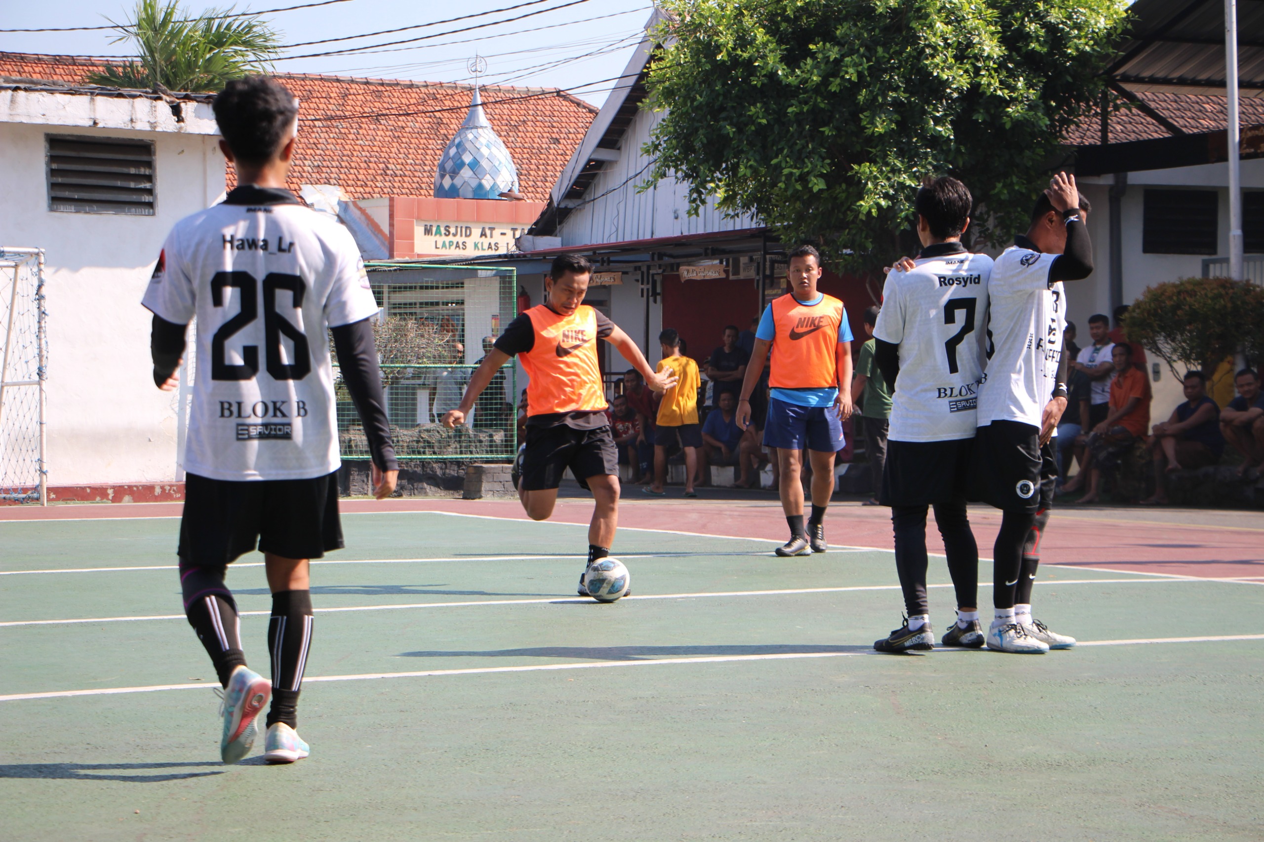 Warga binaan Lapas Madiun memgikuti kegiatan futsal antarblok dalam memeriahkan HUT ke-80 RI. FOTO: LAPAS KELAS I MADIUN